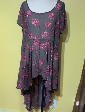 Torrid Gray sheer Top with Pink Floral Accent High Low style